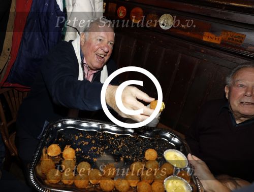 Amsterdam 25 november 2016
Boekpresentatie Johnny Rep bij cafe Scheltema. Johan Derksen reikt eerste exemplaar uit aan Heinz Stuy . Het boek is geschreven door  Mark v d Heuvel.