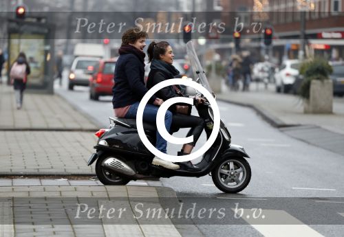 Amsterdam 9 december 2016
Holly Brood met vriend Soy Kroon op de scooter in Amsterdam