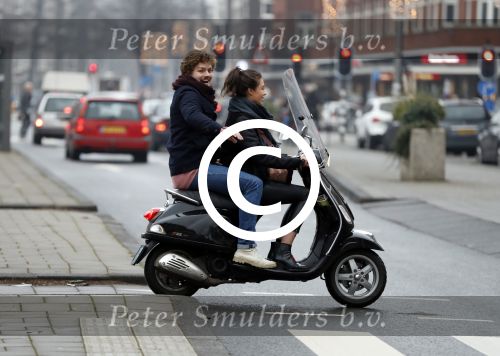 Amsterdam 9 december 2016
Holly Brood met vriend Soy Kroon op de scooter in Amsterdam