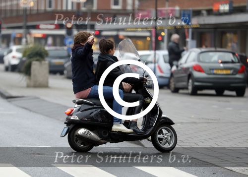 Amsterdam 9 december 2016
Holly Brood met vriend Soy Kroon op de scooter in Amsterdam
