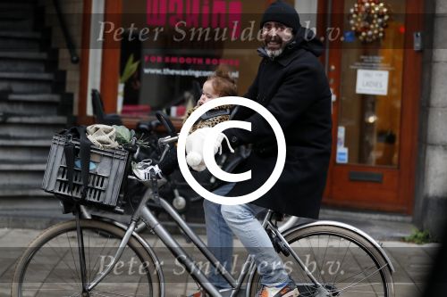 Amsterdam 13 december 2016 
Horrace Cohen met dochtertje op de fiets