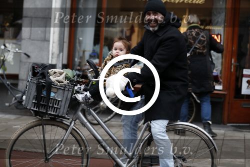 Amsterdam 13 december 2016 
Horrace Cohen met dochtertje op de fiets