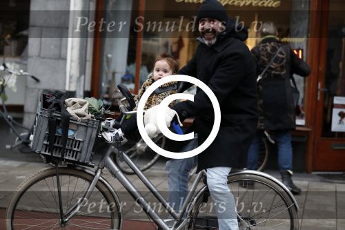 Amsterdam 13 december 2016 
Horrace Cohen met dochtertje op de fiets