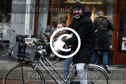Amsterdam 13 december 2016 
Horrace Cohen met dochtertje op de fiets
