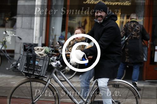 Amsterdam 13 december 2016 
Horrace Cohen met dochtertje op de fiets