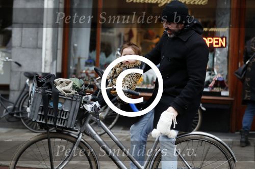 Amsterdam 13 december 2016 
Horrace Cohen met dochtertje op de fiets