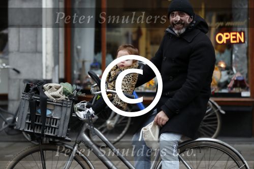 Amsterdam 13 december 2016 
Horrace Cohen met dochtertje op de fiets