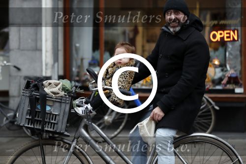 Amsterdam 13 december 2016 
Horrace Cohen met dochtertje op de fiets