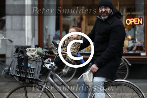 Amsterdam 13 december 2016 
Horrace Cohen met dochtertje op de fiets
