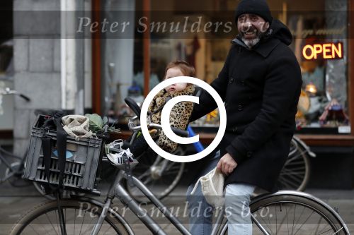 Amsterdam 13 december 2016 
Horrace Cohen met dochtertje op de fiets