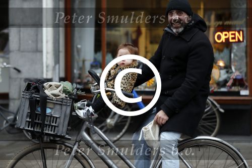 Amsterdam 13 december 2016 
Horrace Cohen met dochtertje op de fiets