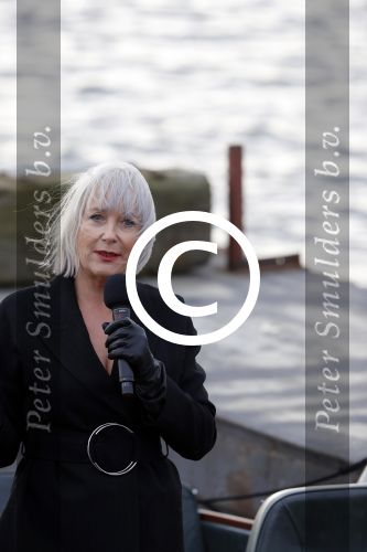 Amsterdam 8 december 2016
Inge Ipenburg komt weer terug in GTST en komt met boot aanvaren.