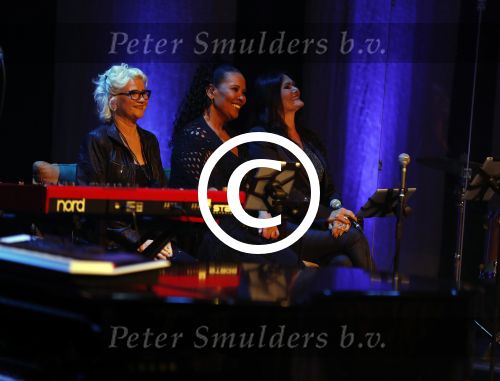 Amsterdam 20 november 2016
Rob de Nijs krijgt de radio5 oeuvre award in theater Amsterdam . Zijn vrouw Henriette en zoons Robert en Yoshi zijn ook aanwezig alsmede zijn ex vrouw Belinda meuldijk. ingrid Simons