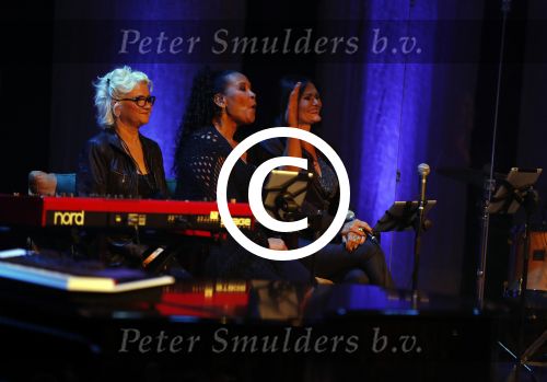 Amsterdam 20 november 2016
Rob de Nijs krijgt de radio5 oeuvre award in theater Amsterdam . Zijn vrouw Henriette en zoons Robert en Yoshi zijn ook aanwezig alsmede zijn ex vrouw Belinda meuldijk. ingrid Simons