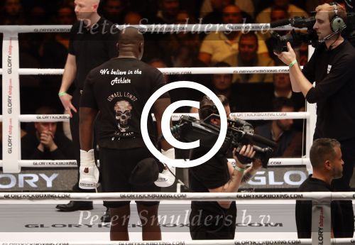 Oberhausen 10 december 2016
Jamal Ben Saddik wint van Ismael Londt tijdens de GLORY COLLISION in Oberhausen.