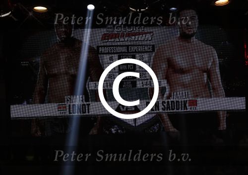 Oberhausen 10 december 2016
Jamal Ben Saddik wint van Ismael Londt tijdens de GLORY COLLISION in Oberhausen.