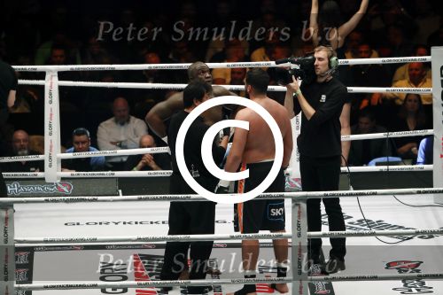 Oberhausen 10 december 2016
Jamal Ben Saddik wint van Ismael Londt tijdens de GLORY COLLISION in Oberhausen.