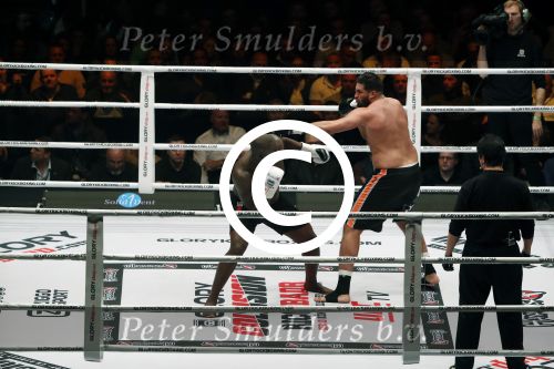 Oberhausen 10 december 2016
Jamal Ben Saddik wint van Ismael Londt tijdens de GLORY COLLISION in Oberhausen.