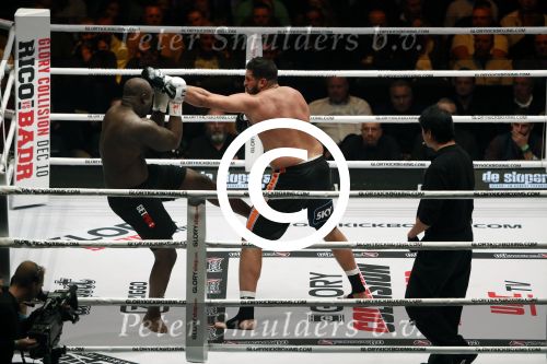 Oberhausen 10 december 2016
Jamal Ben Saddik wint van Ismael Londt tijdens de GLORY COLLISION in Oberhausen.