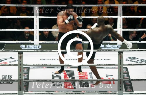Oberhausen 10 december 2016
Jamal Ben Saddik wint van Ismael Londt tijdens de GLORY COLLISION in Oberhausen.