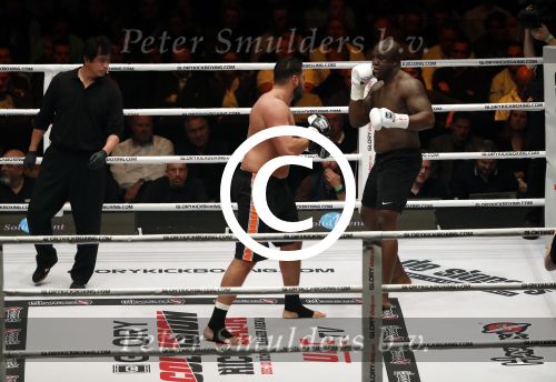 Oberhausen 10 december 2016
Jamal Ben Saddik wint van Ismael Londt tijdens de GLORY COLLISION in Oberhausen.