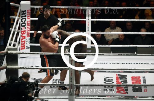Oberhausen 10 december 2016
Jamal Ben Saddik wint van Ismael Londt tijdens de GLORY COLLISION in Oberhausen.