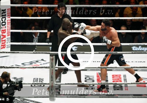 Oberhausen 10 december 2016
Jamal Ben Saddik wint van Ismael Londt tijdens de GLORY COLLISION in Oberhausen.
