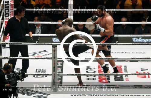 Oberhausen 10 december 2016
Jamal Ben Saddik wint van Ismael Londt tijdens de GLORY COLLISION in Oberhausen.