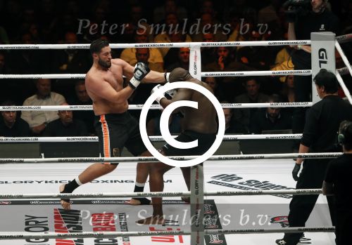 Oberhausen 10 december 2016
Jamal Ben Saddik wint van Ismael Londt tijdens de GLORY COLLISION in Oberhausen.