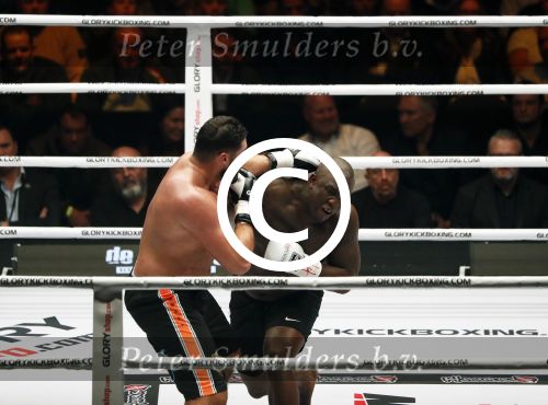 Oberhausen 10 december 2016
Jamal Ben Saddik wint van Ismael Londt tijdens de GLORY COLLISION in Oberhausen.
