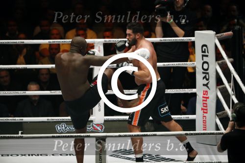 Oberhausen 10 december 2016
Jamal Ben Saddik wint van Ismael Londt tijdens de GLORY COLLISION in Oberhausen.