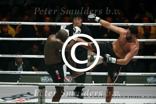 Oberhausen 10 december 2016
Jamal Ben Saddik wint van Ismael Londt tijdens de GLORY COLLISION in Oberhausen.
