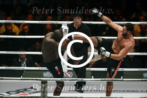 Oberhausen 10 december 2016
Jamal Ben Saddik wint van Ismael Londt tijdens de GLORY COLLISION in Oberhausen.