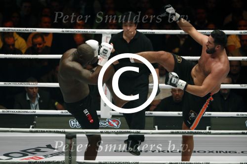 Oberhausen 10 december 2016
Jamal Ben Saddik wint van Ismael Londt tijdens de GLORY COLLISION in Oberhausen.