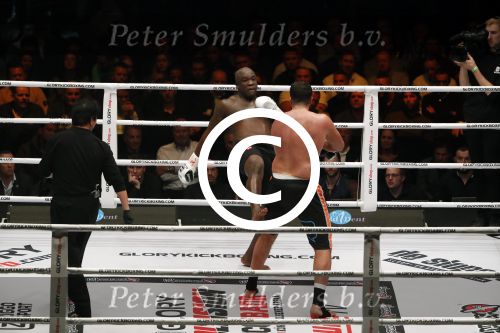 Oberhausen 10 december 2016
Jamal Ben Saddik wint van Ismael Londt tijdens de GLORY COLLISION in Oberhausen.