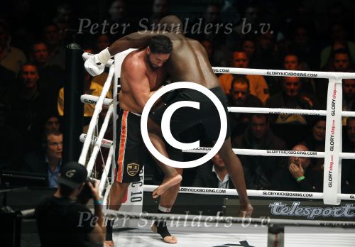 Oberhausen 10 december 2016
Jamal Ben Saddik wint van Ismael Londt tijdens de GLORY COLLISION in Oberhausen.