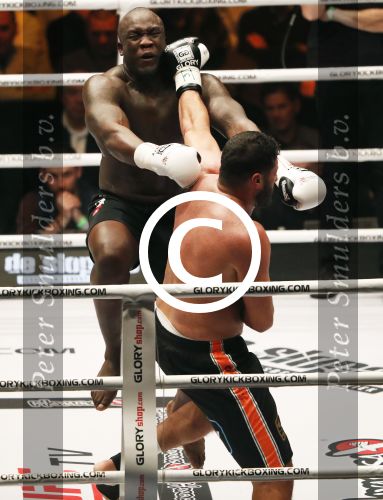 Oberhausen 10 december 2016
Jamal Ben Saddik wint van Ismael Londt tijdens de GLORY COLLISION in Oberhausen.