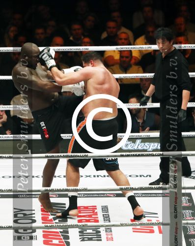 Oberhausen 10 december 2016
Jamal Ben Saddik wint van Ismael Londt tijdens de GLORY COLLISION in Oberhausen.