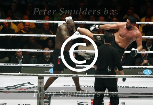 Oberhausen 10 december 2016
Jamal Ben Saddik wint van Ismael Londt tijdens de GLORY COLLISION in Oberhausen.