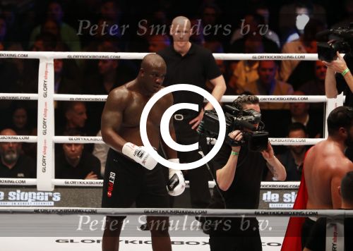 Oberhausen 10 december 2016
Jamal Ben Saddik wint van Ismael Londt tijdens de GLORY COLLISION in Oberhausen.