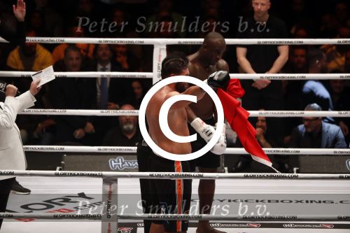 Oberhausen 10 december 2016
Jamal Ben Saddik wint van Ismael Londt tijdens de GLORY COLLISION in Oberhausen.