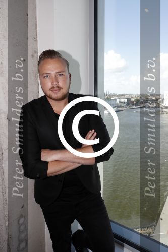 Amsterdam 30 september 2016
cd presentatie O\'GENE in de amsterdam toren . Marco Borsato reikt hem uit. Jamai