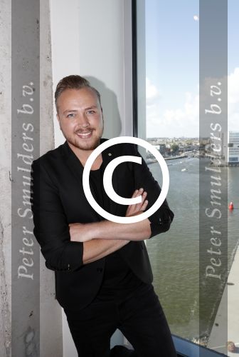 Amsterdam 30 september 2016
cd presentatie O\'GENE in de amsterdam toren . Marco Borsato reikt hem uit. Jamai