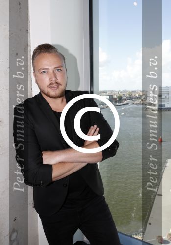 Amsterdam 30 september 2016
cd presentatie O\'GENE in de amsterdam toren . Marco Borsato reikt hem uit. Jamai