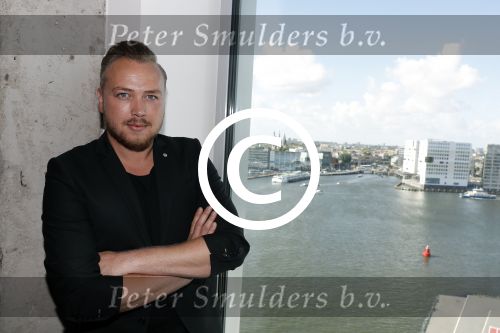 Amsterdam 30 september 2016
cd presentatie O\'GENE in de amsterdam toren . Marco Borsato reikt hem uit. Jamai