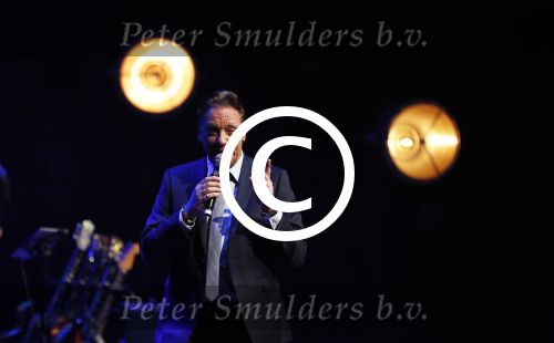 Amsterdam 20 november 2016
Rob de Nijs krijgt de radio5 oeuvre award in theater Amsterdam . Zijn vrouw Henriette en zoons Robert en Yoshi zijn ook aanwezig alsmede zijn ex vrouw Belinda meuldijk. Jan Rietman