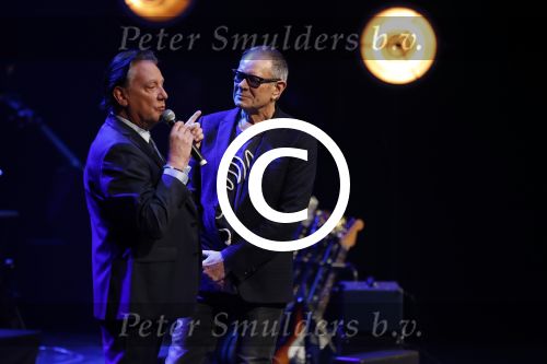 Amsterdam 20 november 2016
Rob de Nijs krijgt de radio5 oeuvre award in theater Amsterdam . Zijn vrouw Henriette en zoons Robert en Yoshi zijn ook aanwezig alsmede zijn ex vrouw Belinda meuldijk. Jan Rietman