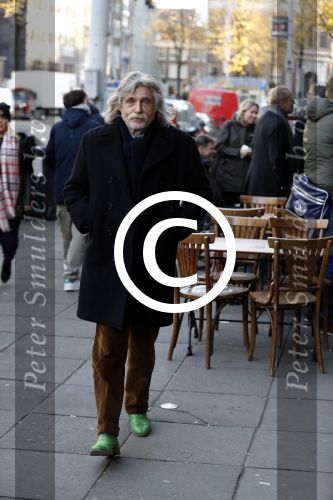 Amsterdam 25 november 2016
Boekpresentatie Johnny Rep bij cafe Scheltema. Johan Derksen reikt eerste exemplaar uit aan Heinz Stuy . Het boek is geschreven door  Mark v d Heuvel.