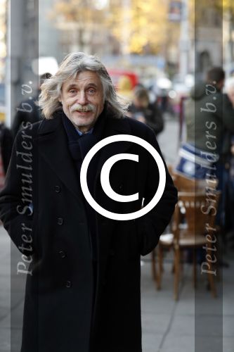 Amsterdam 25 november 2016
Boekpresentatie Johnny Rep bij cafe Scheltema. Johan Derksen reikt eerste exemplaar uit aan Heinz Stuy . Het boek is geschreven door  Mark v d Heuvel.