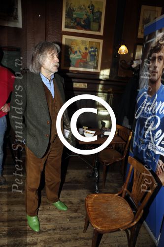 Amsterdam 25 november 2016
Boekpresentatie Johnny Rep bij cafe Scheltema. Johan Derksen reikt eerste exemplaar uit aan Heinz Stuy . Het boek is geschreven door  Mark v d Heuvel.